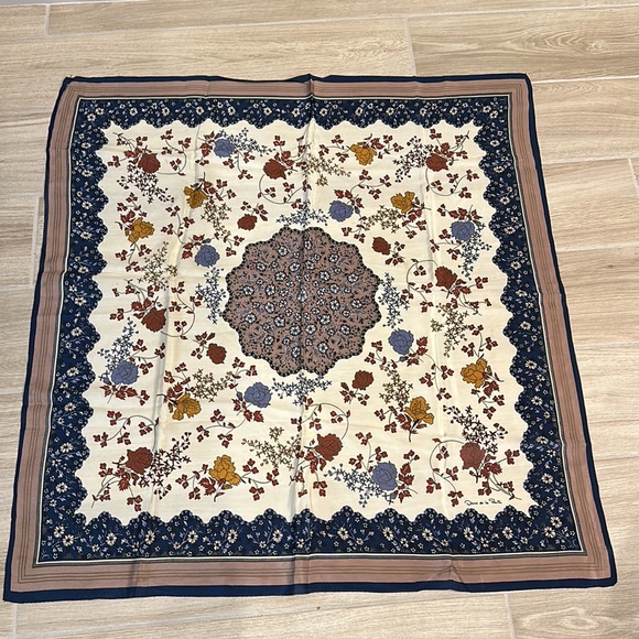 Oscar de la Renta Accessories - Oscar de la Renta Vintage silk scarf very pretty no tags,
